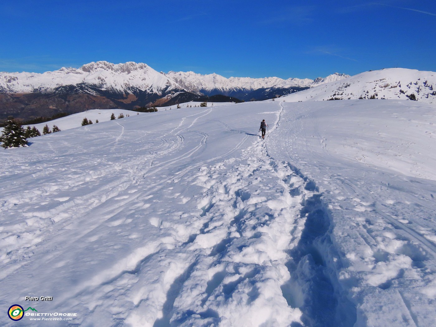 29 Scendiamo dal Monte Alto su traccia nella neve con tanti e profondi affondi .JPG